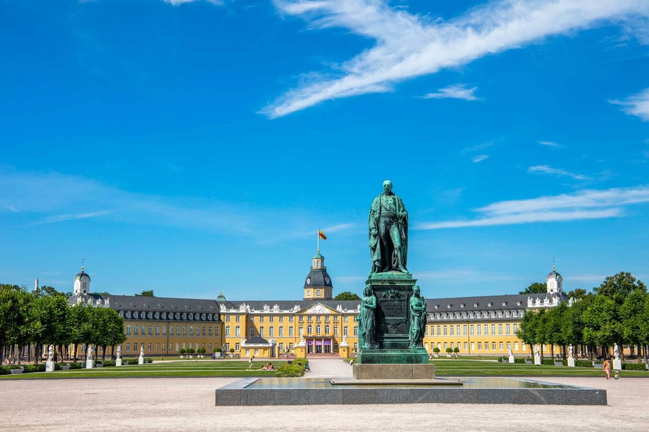 Vor dem Karlsruher Schloss steht auf dem Schlossplatz ein großes Denkmal von Großherzog Karl Friedrich. 
